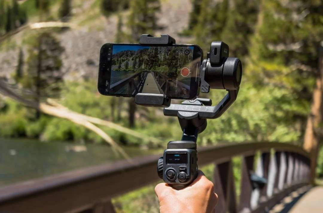 Электронный стабилизатор GoPro Fluid Pro AI для камер GoPro, смартфонов и компактных фотоаппаратов с функциями искусственного интеллекта